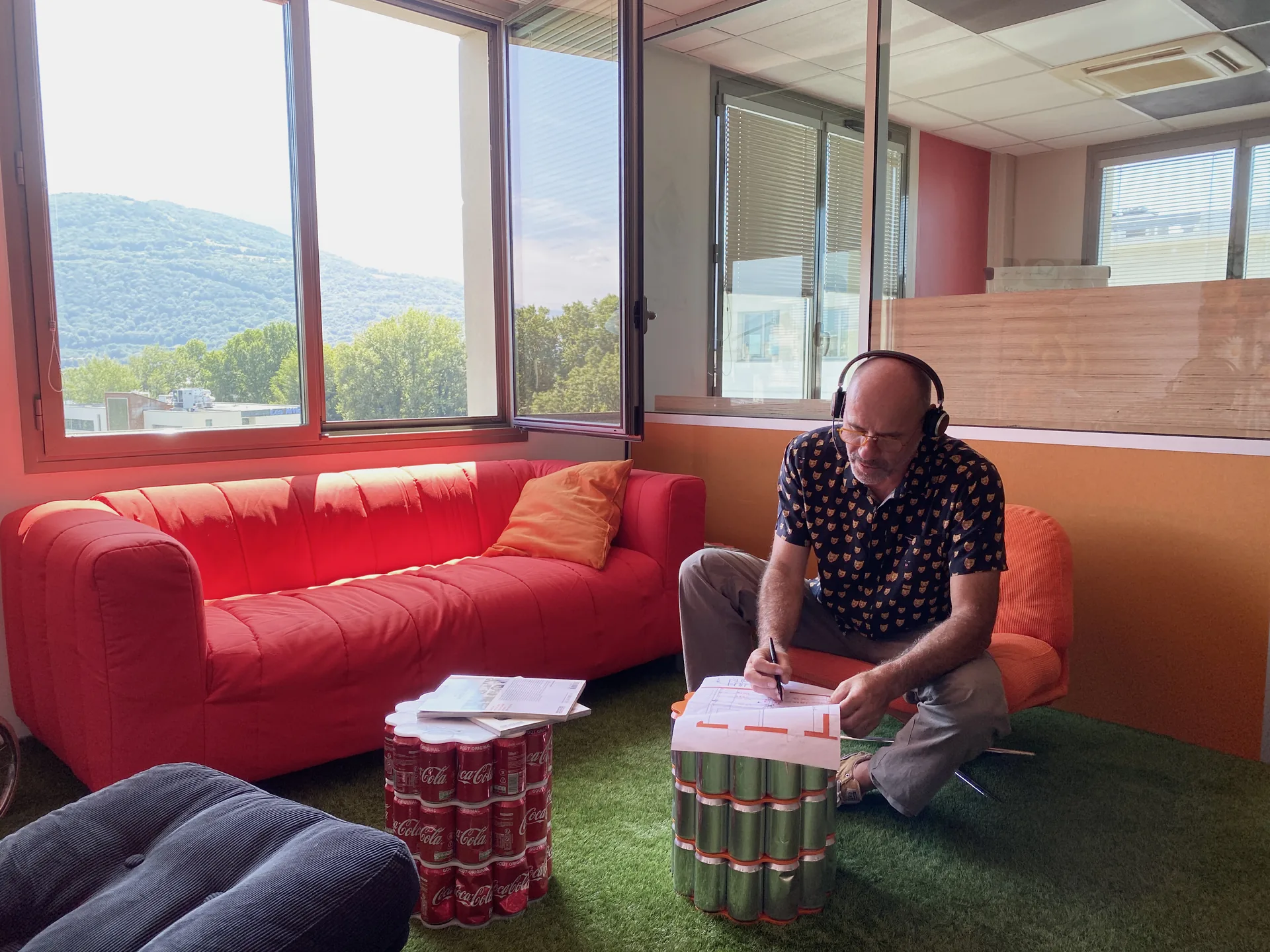 Ingénieur Arkeom travaillant sur des plans dans l'espace de travail informel des locaux à Grenoble