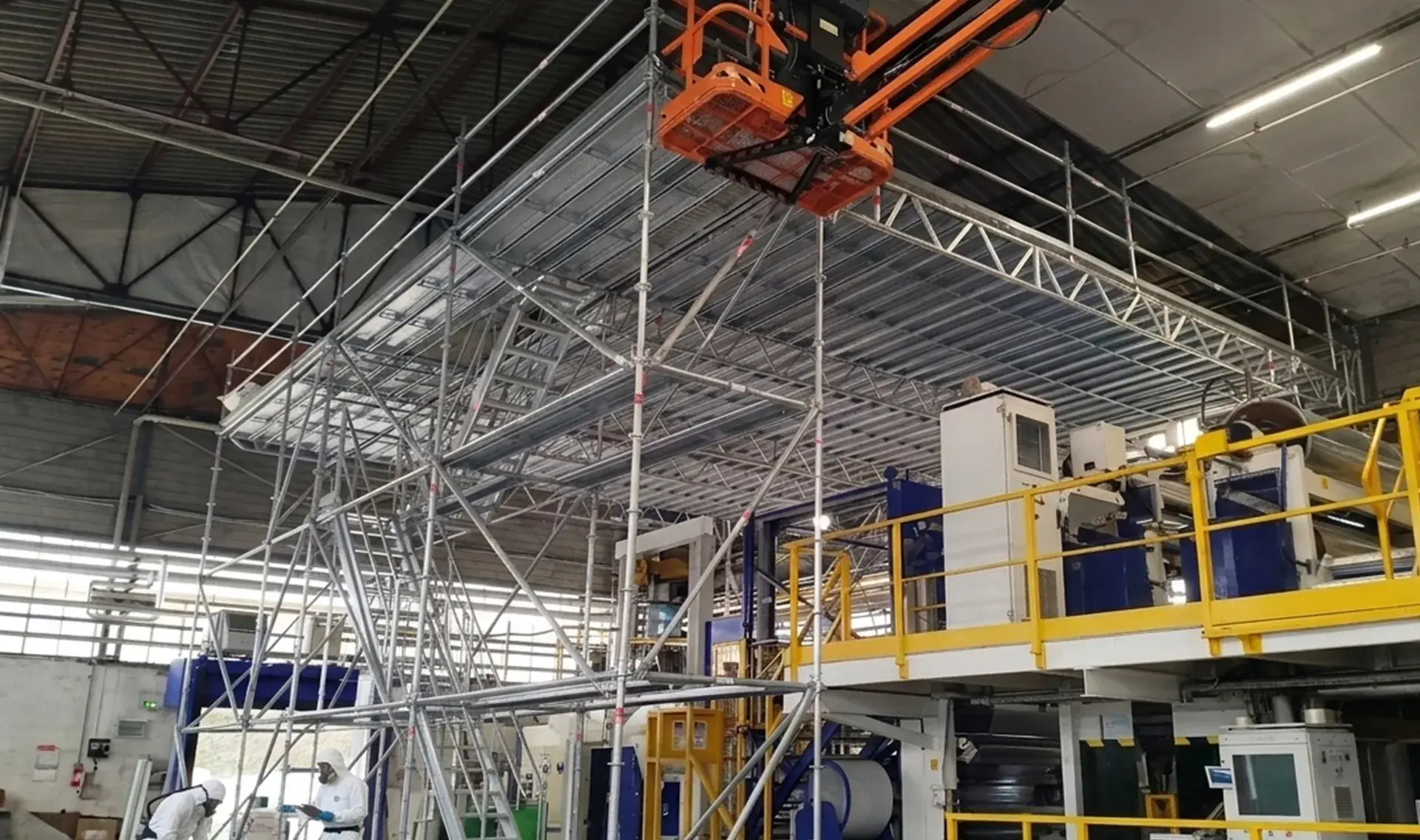 Échafaudage de confinement intérieur sur site industriel occupé pour travaux de désamiantage, Arkeom
