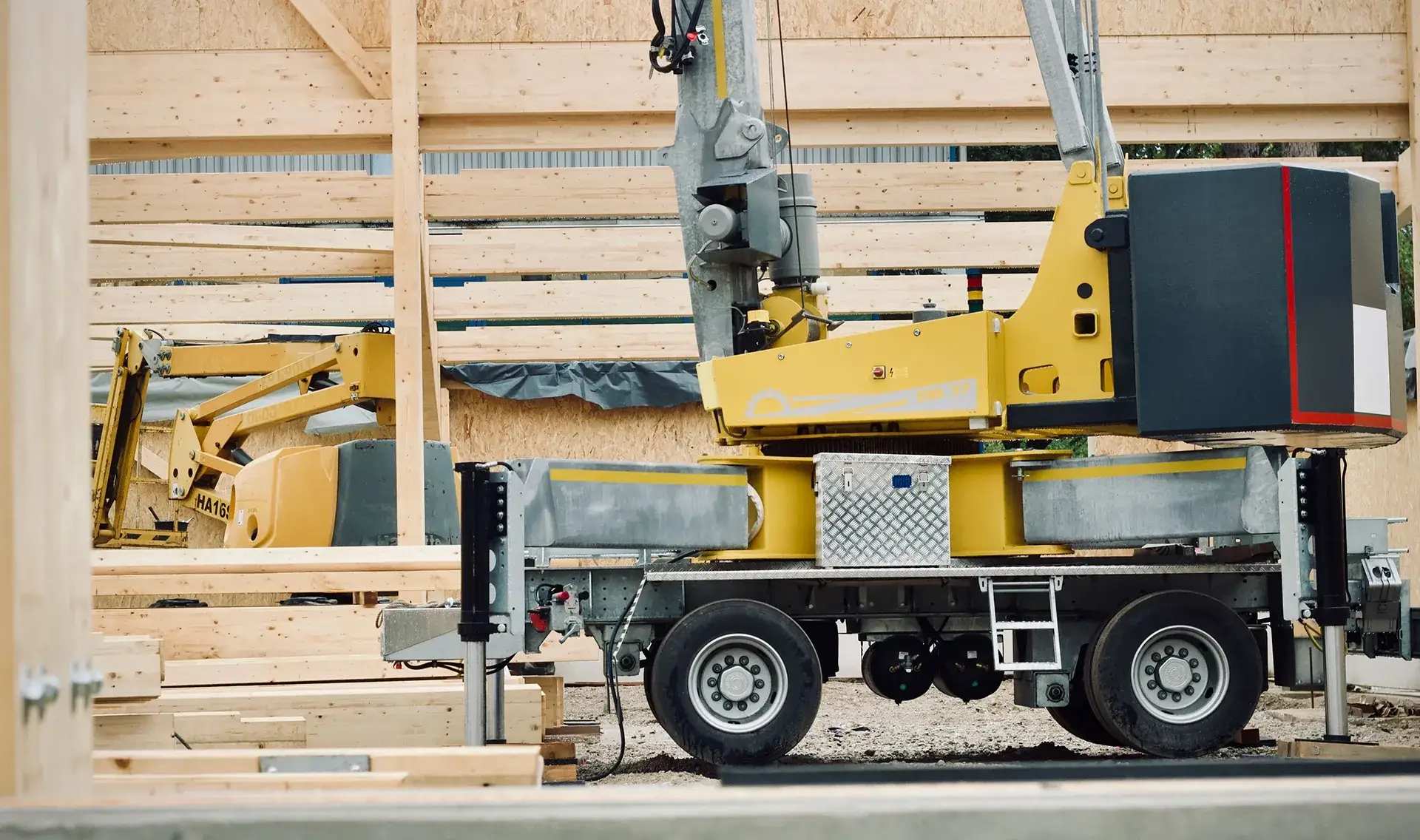 Grue mobile sur chantier de construction bois, expertise revamping et réhabilitation industrielle par Arkeom