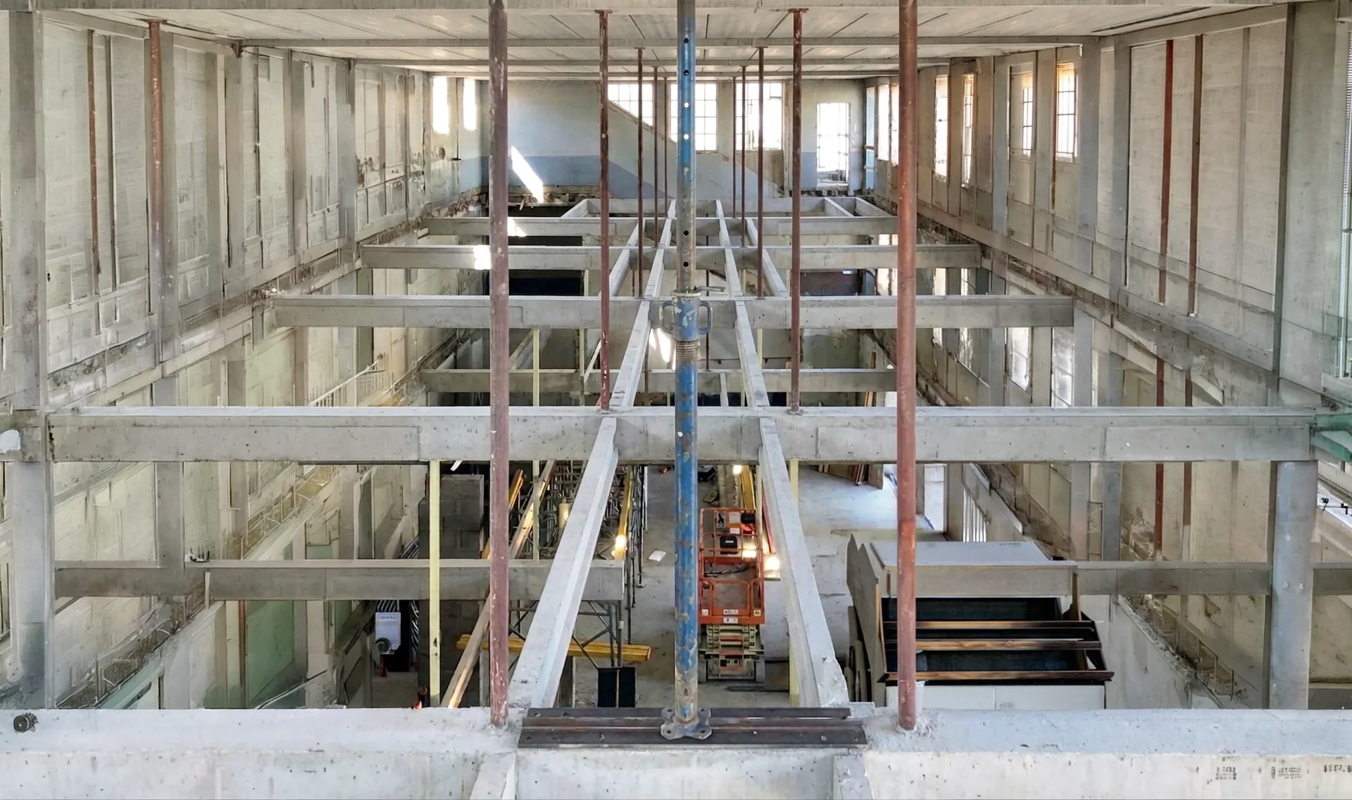 Structure béton multi-niveaux en cours de démolition partielle avec étaiement provisoire, chantier de renfort structurel suivi par Arkeom