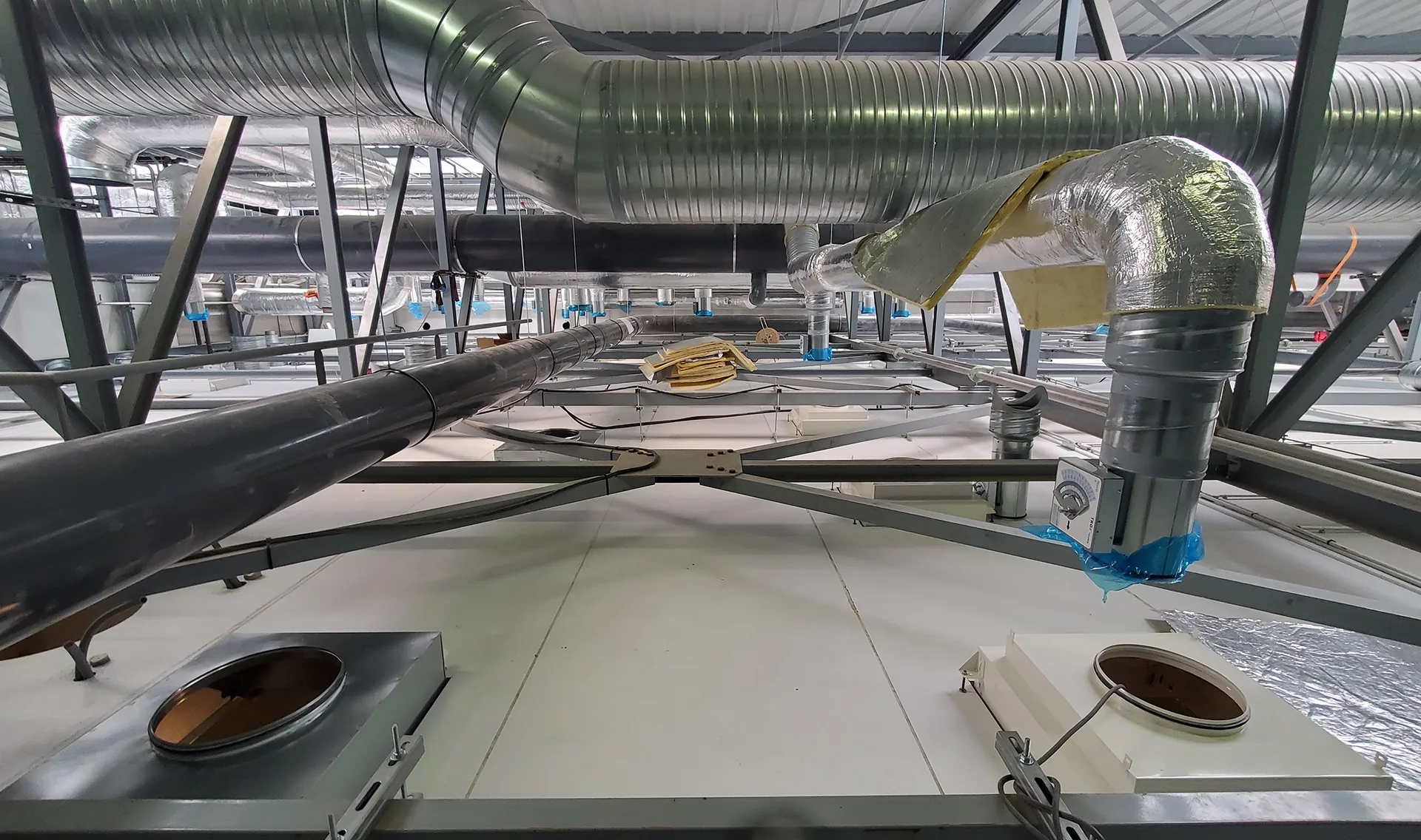 Plénum technique de salle blanche avec réseau de gaines CVC et filtration, conception fluides par Arkeom