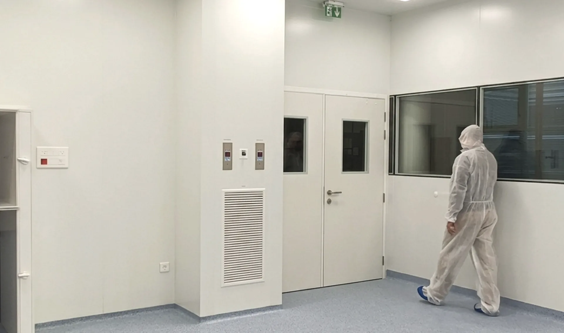 Sas d'accès à une salle blanche avec portes étanches et régulation de pression différentielle, réalisation Arkeom