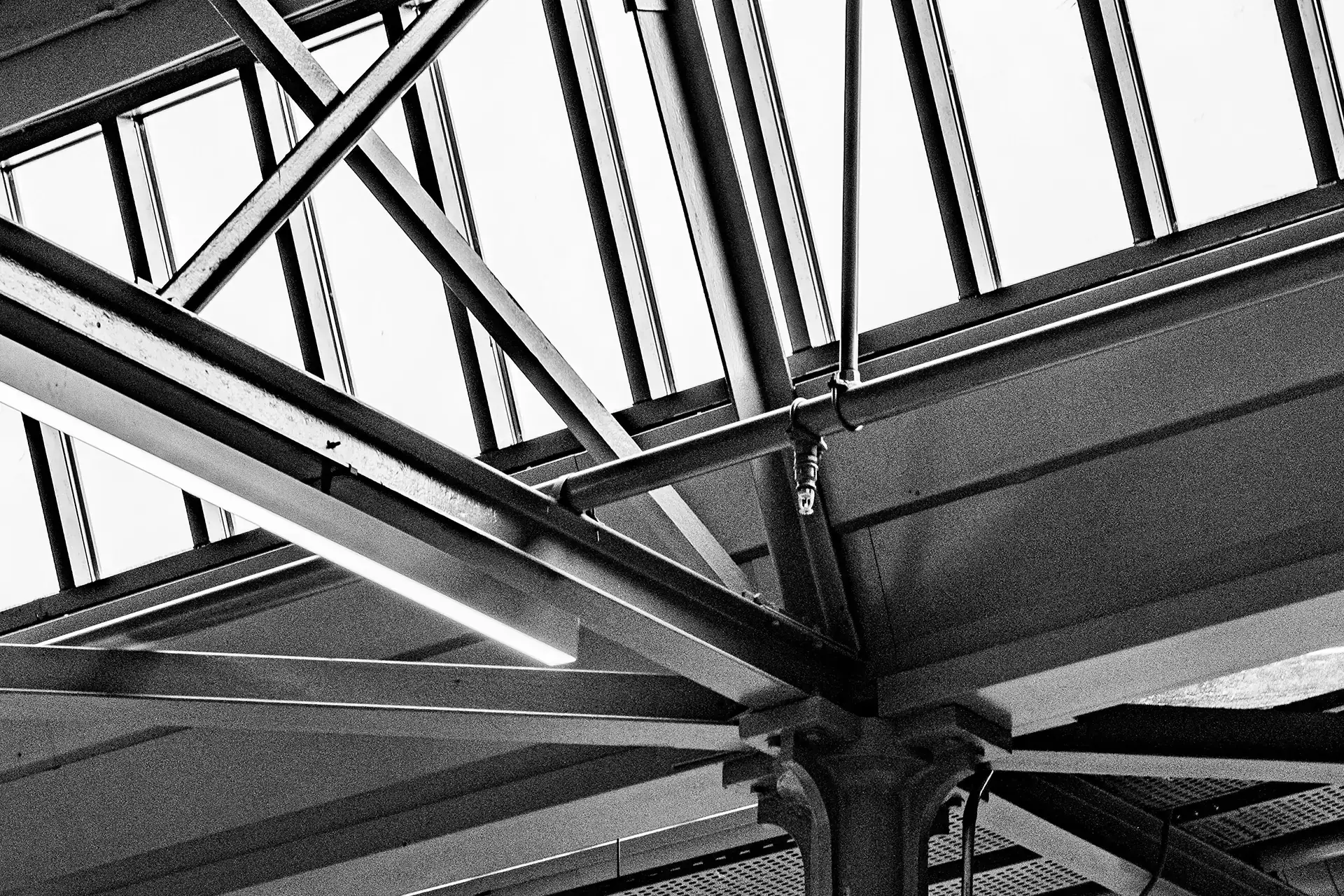 Structure métallique industrielle vue en contre-plongée, savoir-faire en construction complexe par Arkeom
